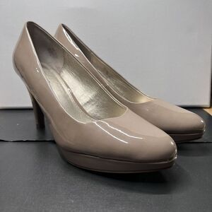 Bandolino Beige Patent Leather Platform 3" Heels Size 10M GUC! ‎ PLEASE READ